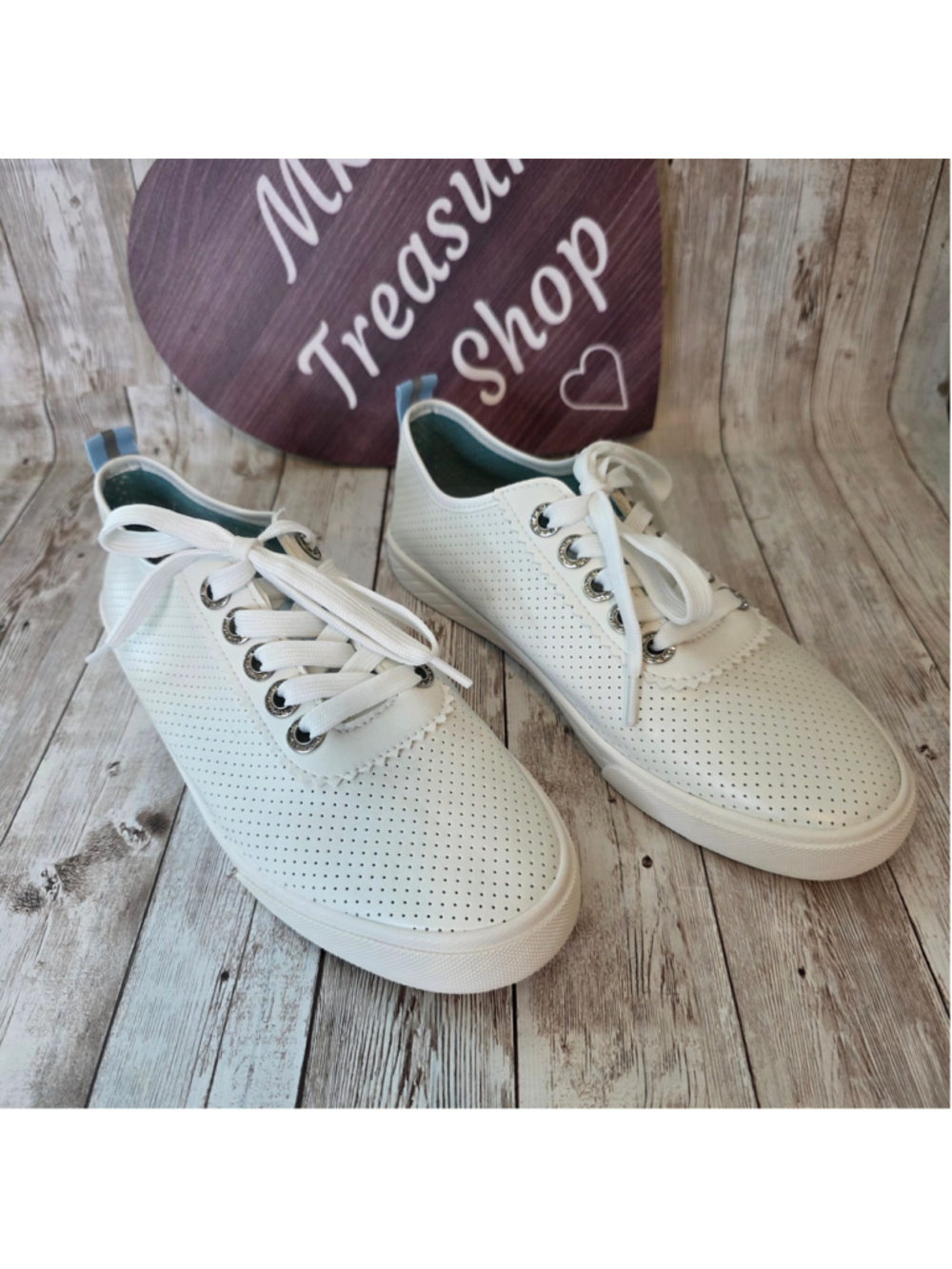 Women's Tommy Bahama White Perforated Sneakers Size 7.5